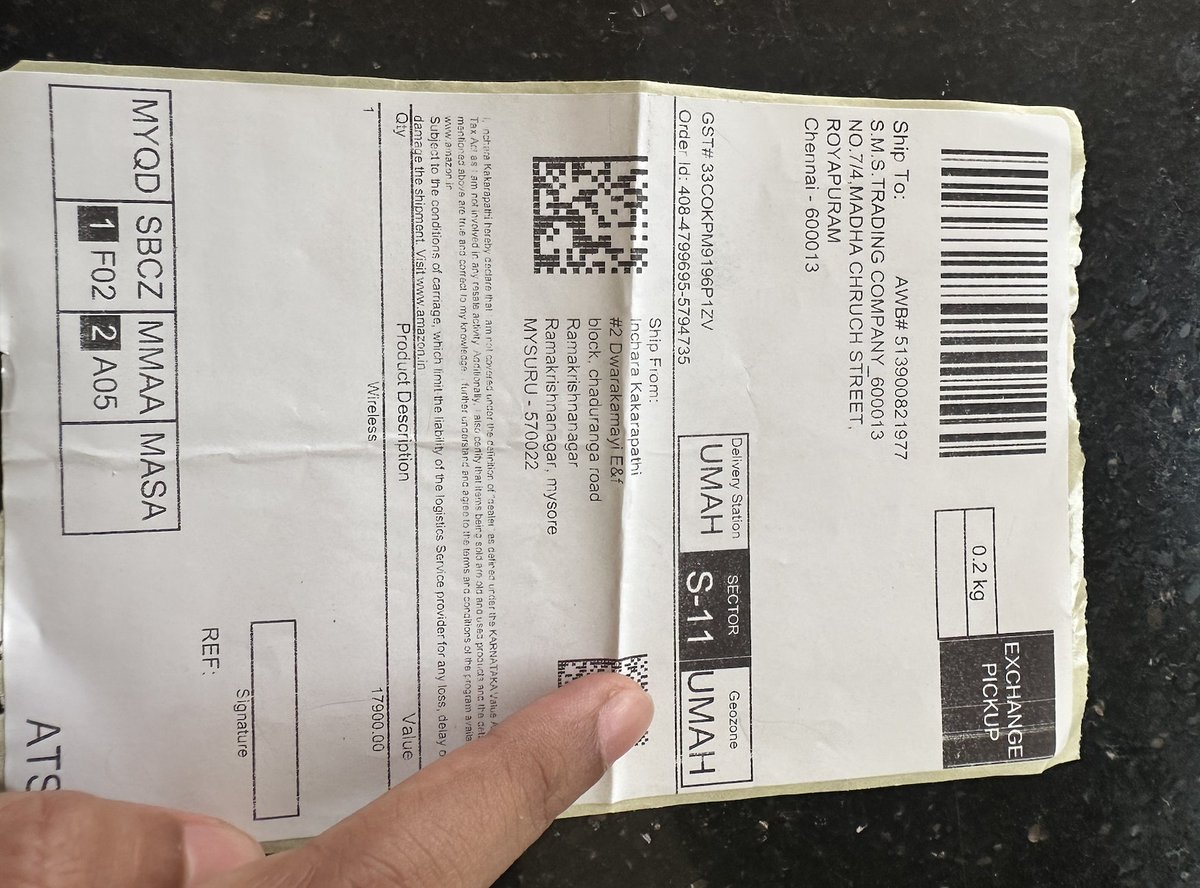 ShoaibAhmedS8's tweet photo. Had the worst experience with @amazon delivery. Ordered an iPhone 14 Pro, got a damaged one. Amazon's exchange policy is a mess! Incompetent customer care, no clarity, and now it's been over 2 weeks with no solution. @AmazonHelp @JeffBezos https://t.co/pAB7ZtbFz0