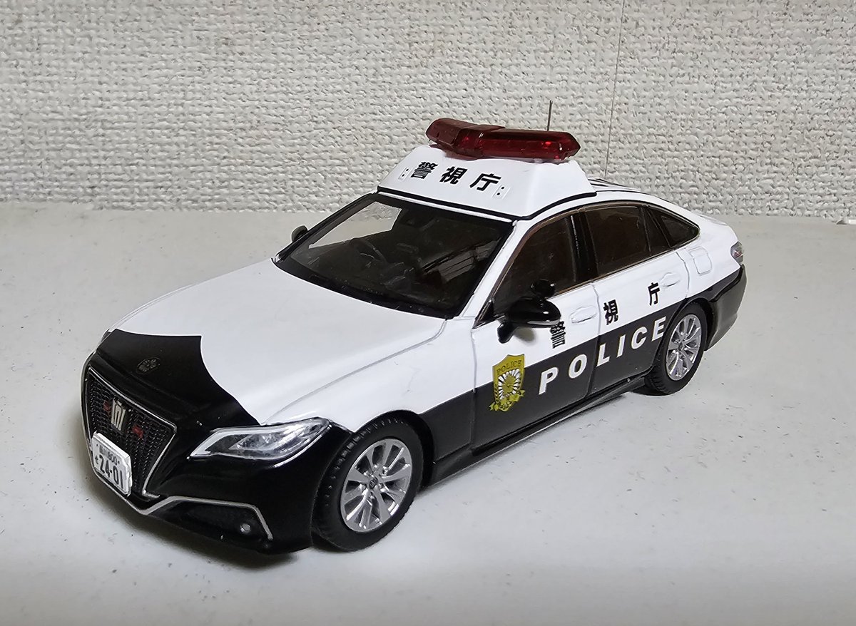 噂の1/43ミニカーの220系クラウンパトカーを劇用車風に改造しました(笑