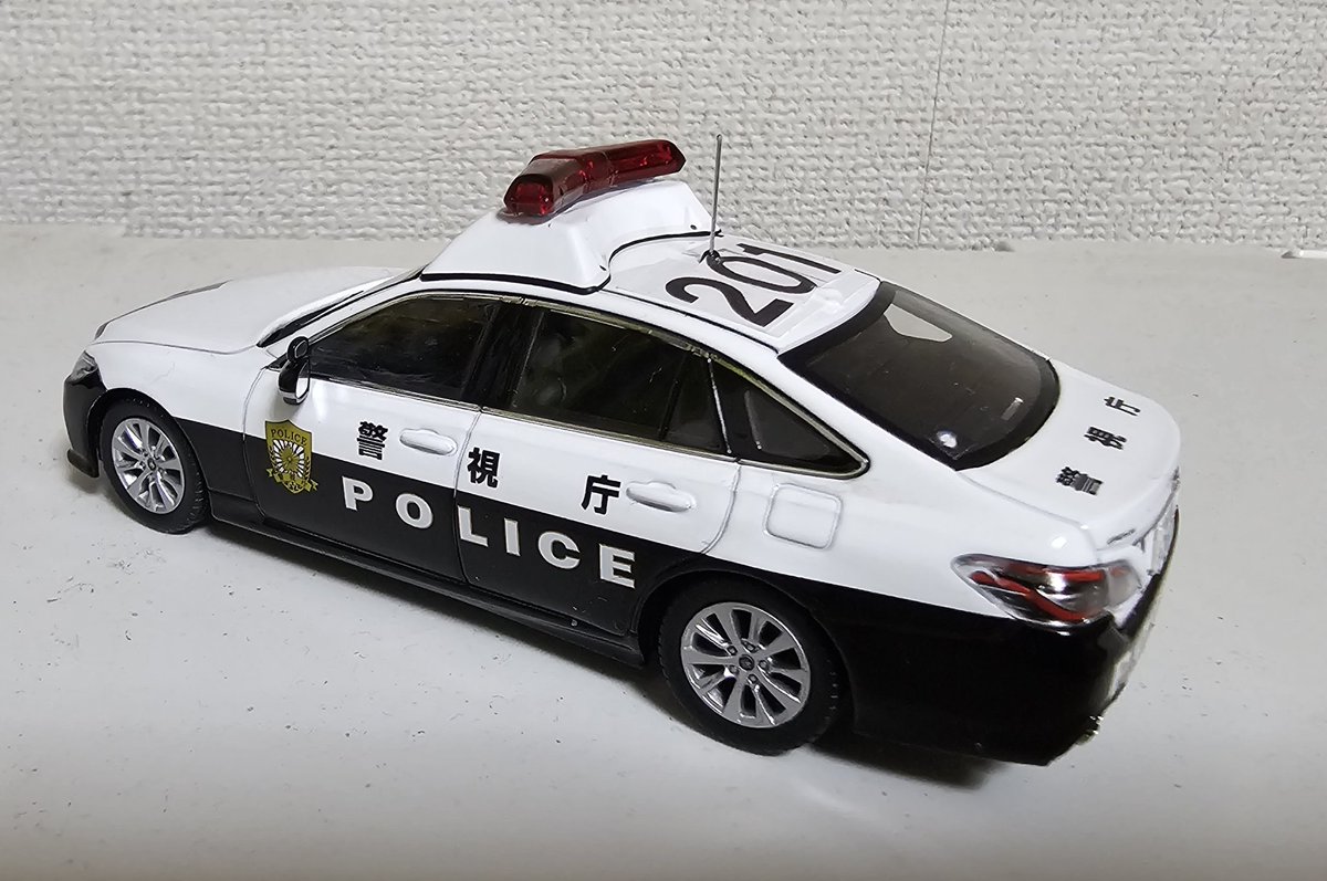噂の1/43ミニカーの220系クラウンパトカーを劇用車風に改造しました(笑