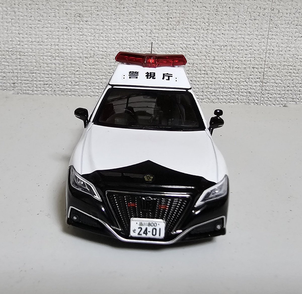 噂の1/43ミニカーの220系クラウンパトカーを劇用車風に改造しました(笑