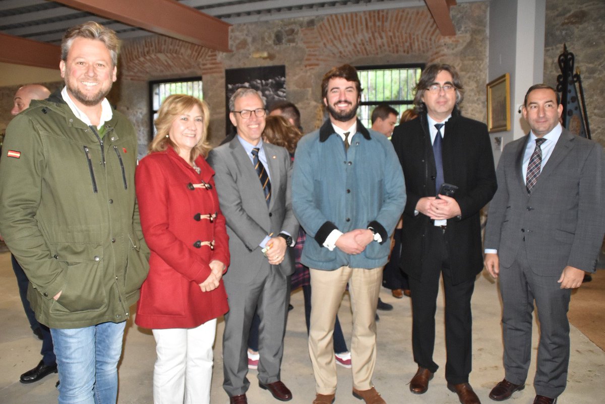 Johnsangar3's tweet photo. El Vicepresidente Juan García Gallardo y  el consejero de industria,comercio y empleo Mariano Veganzones Diez han presentado en Béjar una subvención  de 13 millones de euros, llamada Montel Seguro, de la JCyL para el empleo en el medio rural.
@marvegadiez https://t.co/YxOljF0T79
