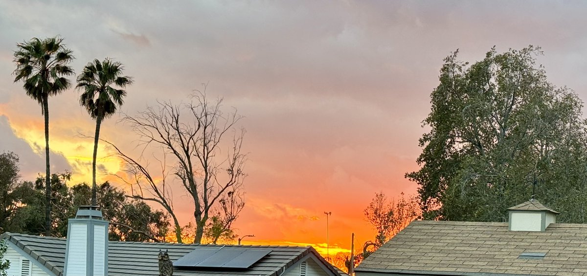 MikeRaphone's tweet photo. Last night’s sunset was superb! #sunset #SoCalSunset https://t.co/xd5hUg2JHt