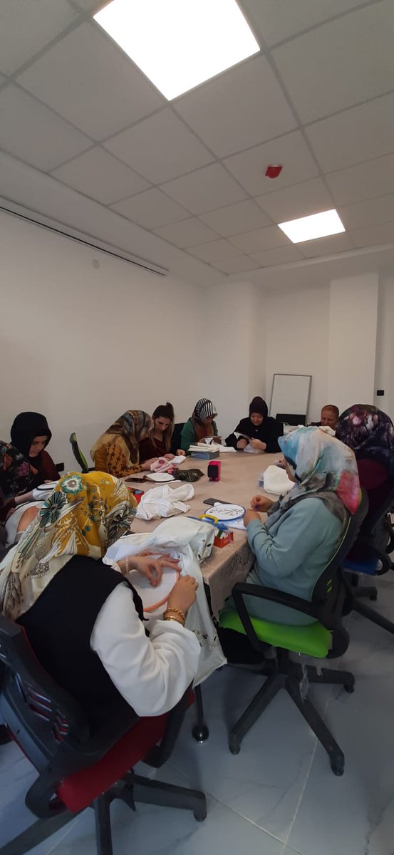 GSB_VanGM's tweet photo. 📌 Urartu Gençlik Merkezi 
Güzel Sanatlar Atölyesi kapsamında El Sanatları Eğitimlerimiz Devam Ediyor.
#GSBGM
#MerkezimHerYerde https://t.co/dOswBYG68i