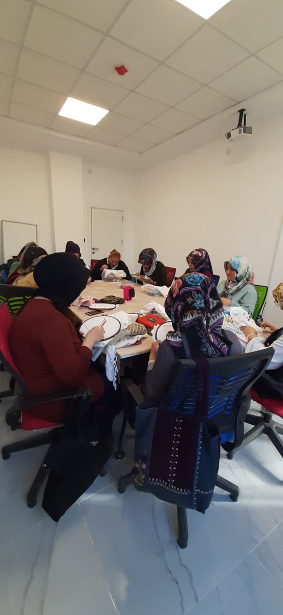 GSB_VanGM's tweet photo. 📌 Urartu Gençlik Merkezi 
Güzel Sanatlar Atölyesi kapsamında El Sanatları Eğitimlerimiz Devam Ediyor.
#GSBGM
#MerkezimHerYerde https://t.co/dOswBYG68i