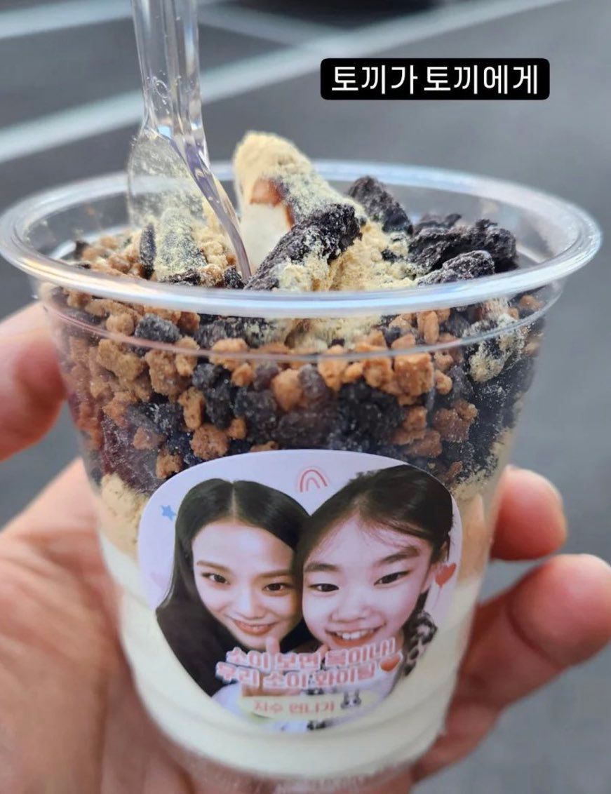 haesoorecords's tweet photo. #JISOO sent a foodtruck to PD Jo Hyun Tak (Snowdrop director) and actress Park Seo Yi for their new drama "Although I'm Not a Hero"

#Snowdrop #설강화 https://t.co/5wztLAZkLz