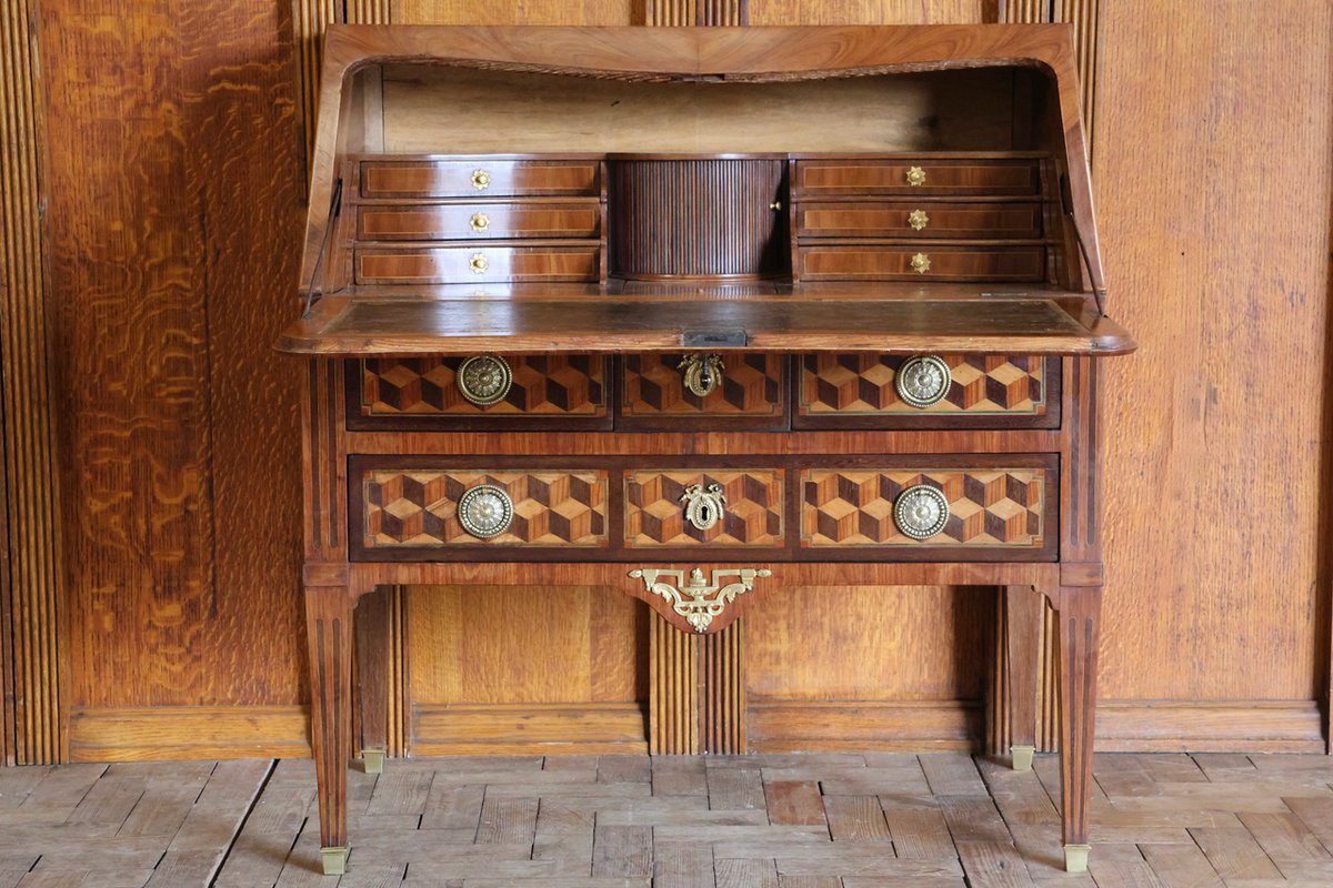 Fine 18th Century French Louis XVI Period Marquetry Bureau Desk

rb.gy/yyt4xl

#antiquedesk #frenchdesk #bureaudesk #antique #furniture