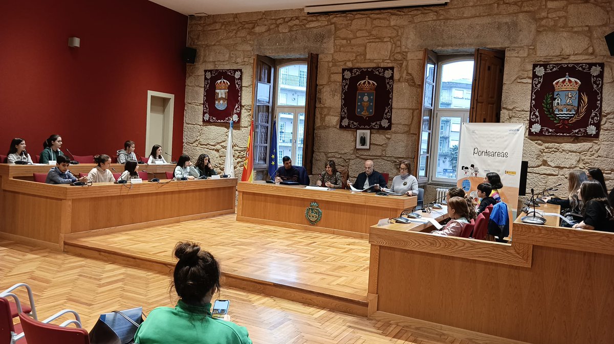 UNICEFGalicia's tweet photo. Hoxe @ponteareas_gal celebra o pleno infantil co que conmemorar o #DíaMundialdaInfancia. Representantes dos centros educativos e do Consello Local de Infancia "Mentes novas" presentan as súas propostas e o resultado da actividade "O mural dos dereitos". Parabéns! @CiudadesAmigas https://t.co/YOkzXzJZpn
