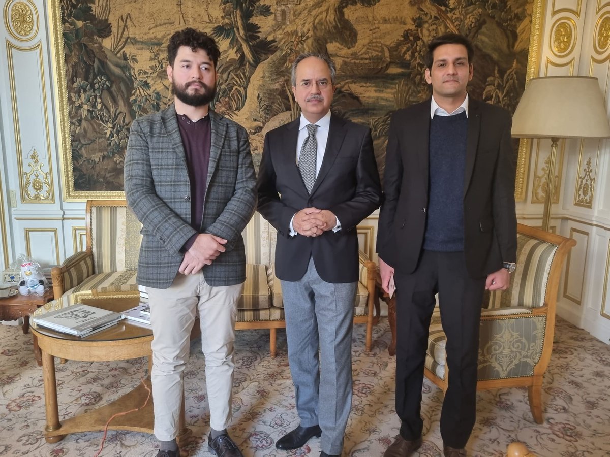 Saqib Raza, asst curator Peshawar Museum & David Sarmiento-Castillo, MAFBI, called on Ambassador @Asimiahmad discussed cultural cooperation incl exchanges between 🇵🇰 and 🇨🇵 museums and exhibitions of 🇵🇰 artefacts in Paris.