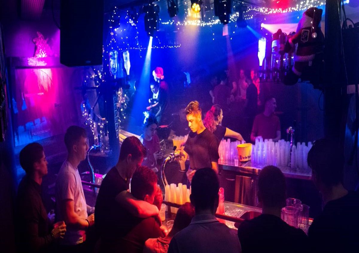 VVVDeurne's tweet photo. Pubquiz in De Kroeg in Deurne-Zeilberg, vrijdag 1 december. Een spannende en competitieve quiz met leuke prijs https://t.co/R2rRK61LUb https://t.co/4G9A4Mivjq
