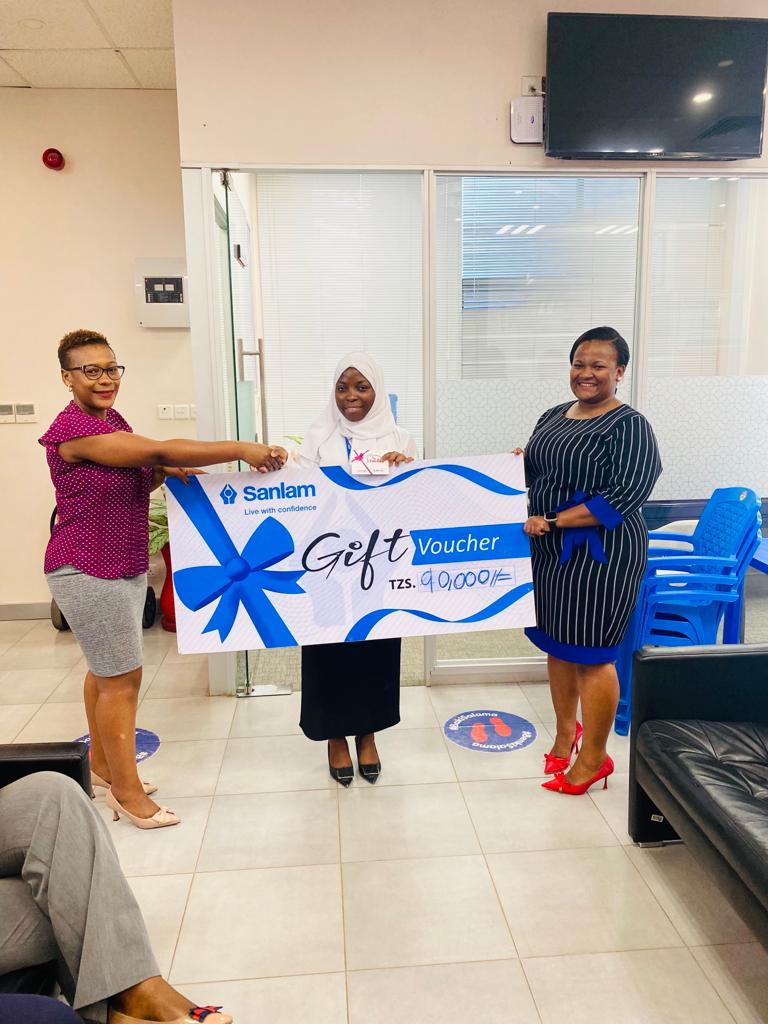 SanlamTz's tweet photo. Sanlam Life Insurance imeendelea kuwazawadia maofisa wa Banki ya NBC waliofanya vizuri katika kusaidia mauzo ya bima kupitia wateja wa Benki iyo. ...! Jumatano tarehe 29 Novemba 2023 ilikuwa zamu ya NBC- Tegeta Branch https://t.co/S6Ma7VIRpB
