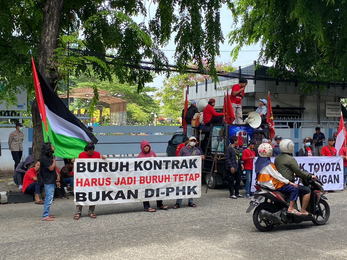 f_sedar's tweet photo. Menang lagi, perusahaan sepakat mengubah status hubungan kerja 3 buruh kontrak menjadi buruh tetap sejak pertama kali bekerja.
Salah satu buruh yang diangkat menjadi buruh tetap bahkan sempat berjuang dari luar selama setahunan, akhirnya bisa balik kerja.
✊ https://t.co/5Jwf6JSW7m