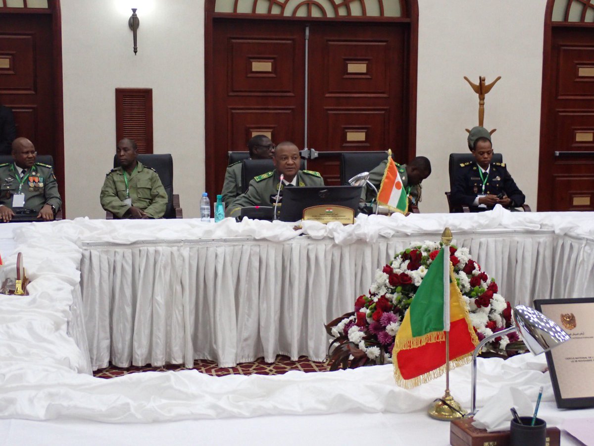 SineIbrahima's tweet photo. 🛑#CEMOC 🇩🇿🇲🇱🇲🇷🇳🇪
Les #CEMA ont pris part à la réunion ordinaire des chefs d’EtatMajor des pays membres du #CEMOC en Algérie aux côtés de ses homologues Algérien, Malien et Mauritanien. https://t.co/DEbA1GpkIC