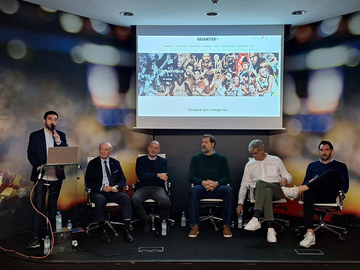 Disfrutando con <a href="/GIGANTESbasket/">Gigantes del Basket</a> de la digitalización de toda su hemeroteca. Cartel de lujo en la presentación de una herramienta espectacular. Para pasarse horas, horas y horas cotilleando. Toda la historia del baloncesto español, en un click gigantes.com/tienda/hemerot…