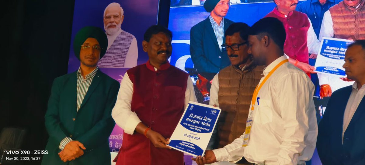Distribution of appointment letters by Honorable Union Minister of Tribal Affairs <a href="/MundaArjun/">Arjun Munda</a> and other dignitaries at CCL, Ranchi #RozgarMela.
@pmoindia
<a href="/mygovindia/">MyGovIndia</a>
<a href="/cbic_india/">CBIC</a>
@finminindia