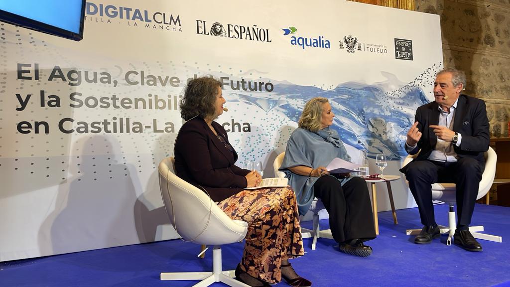 aqualia's tweet photo. 🎙️Félix Parra: "Las administraciones españolas tienen un elevado nivel de conciencia sobre el #agua. Las directivas del agua💧, han ido generando un cambio paulatino a buscar soluciones en la línea de la colaboración público-privada" https://t.co/n4J8RdC2np
