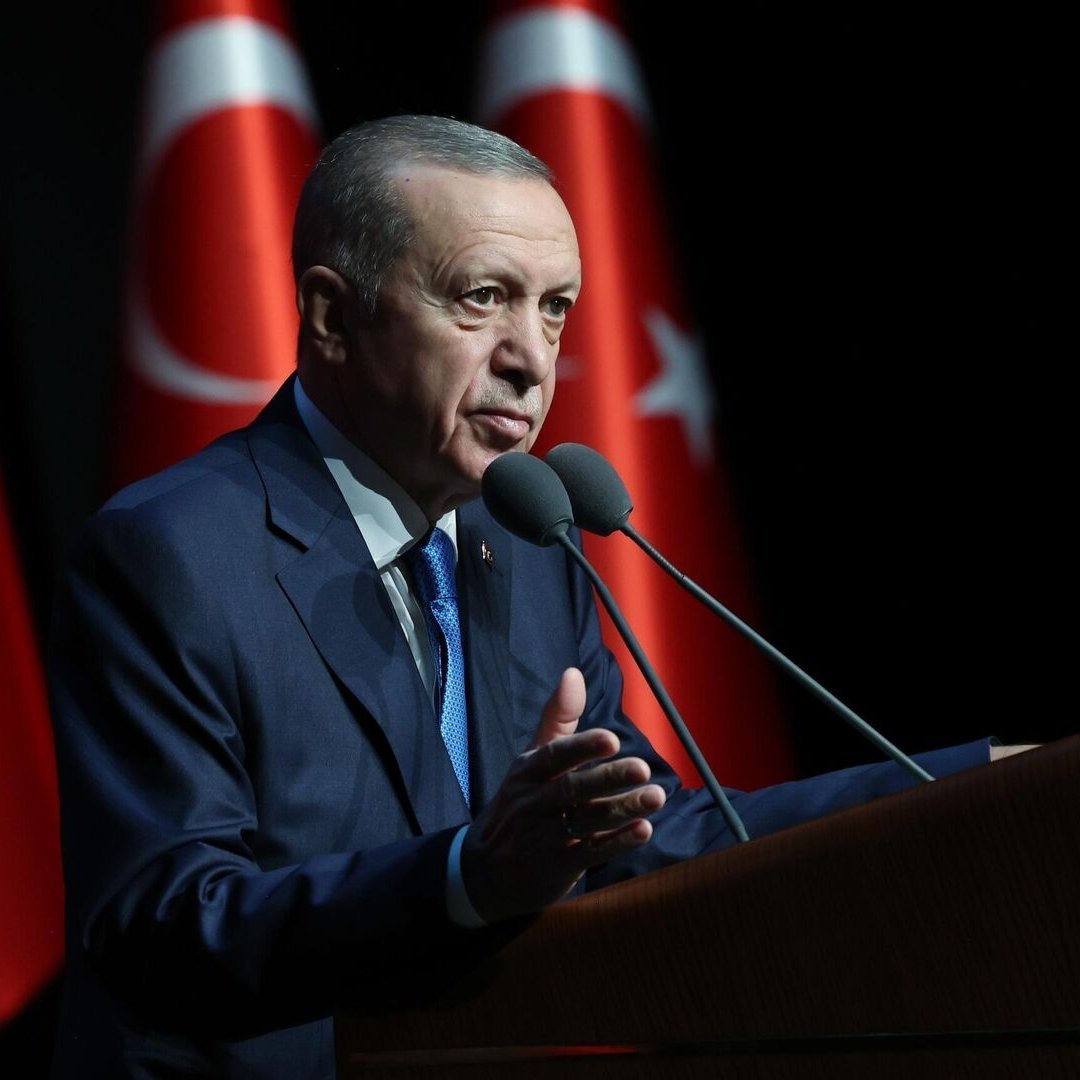 bpthaber's tweet photo. Cumhurbaşkanı Erdoğan'dan, CHP'li belediyelere:

Alışmışlar istismar ve korku siyasetine, alışmışlar tıpış tıpış bize oy vereceksiniz demeye. Bir de bunu utanmadan, sıkılmadan kameralar önünde söylüyorlar.

CHP'li belediye başkanlarının olduğu yerlerde vatandaşımız öyle bir hale gelmiş ki en küçük bir hizmet görse halay çekiyor, davul zurna çaldırıyor. Ne hale düştük.

Yani vatandaş neredeyse asfalt döküldü, çöpü toplandı, parkı yapıldı, yoldaki çukur kapatıldı diye kurban kesecek.
