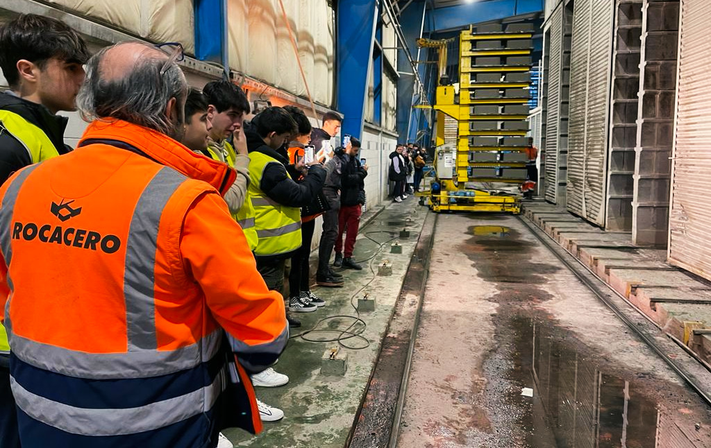 LADICIM's tweet photo. Hemos visitado la planta de prefabricados de hormigón de Rocacero 🏗️ con los alumnos de la asignatura de Materiales de Construcción del Grado en Ingeniería Civil 🎓 de la ETS de Ingenieros de Caminos, Canales y Puertos de @unican https://t.co/8X8KG37na8