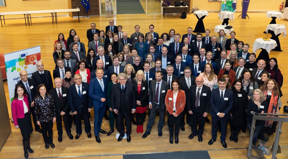 Great news coming out of the second High-Level Forum on Standardisation meeting ⬇️ ✍️ A pledge committed to supporting students to pursue a career in #standardisation has been signed! Zoom in on the group picture to see our own standards policy trainee @RiccardoFidato 😎