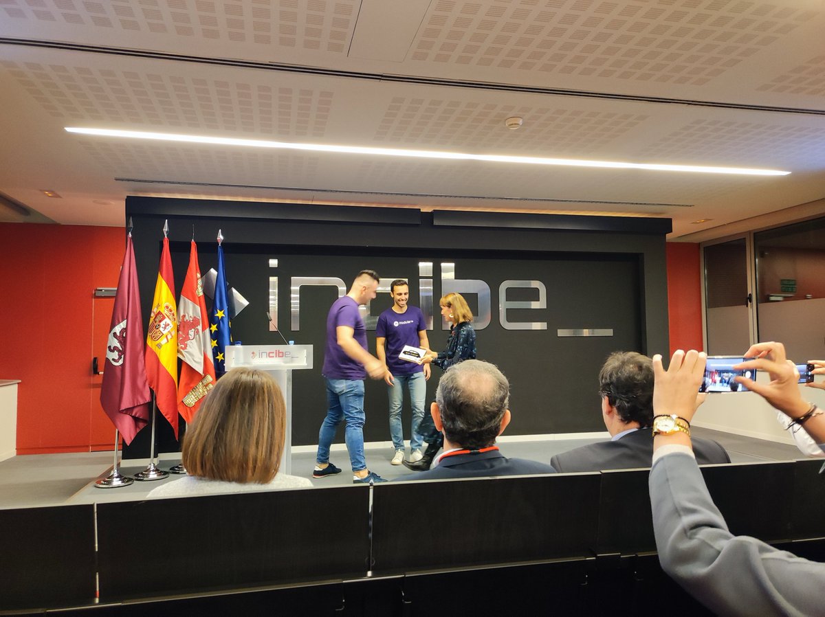 empresasjcyl's tweet photo. ¡Enhorabuena a @ModularDS por su premio #VentureOnTheRoadLeón!🏆👏
Y, ¡cómo no!, al resto de finalistas, todos ellos startups del programa #Wolaria 😉   
@SolarClever, #Oxinity y @rossa_app
#ICECYL #innovación #emprendimiento #eei27 @Bstartup https://t.co/vxEBYmH9lV