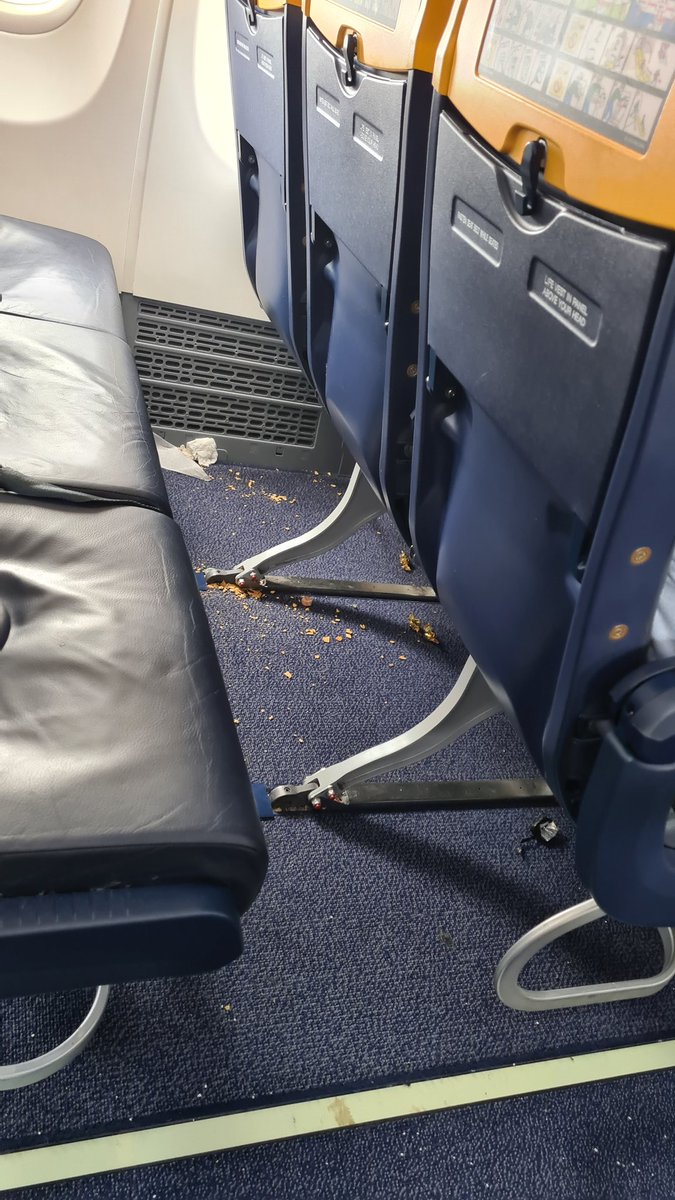 andyharper66's tweet photo. @ryanair flight FR1248 from Tenerife on 30 Nov 2023. Bloody filthy before take off.. https://t.co/LeQQSJzfWy