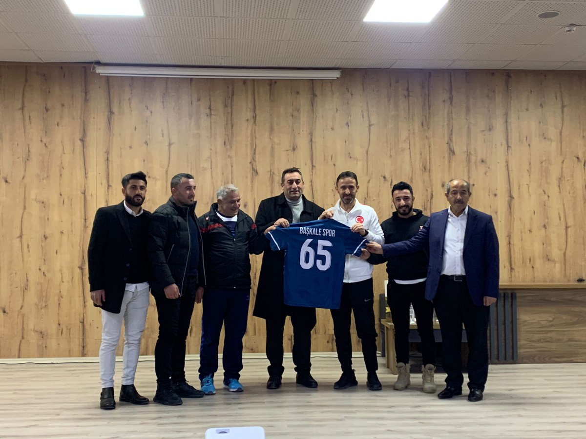GSB_VanGM's tweet photo. 📍Başkale Gençlik Merkezi.                                 Gençlik Merkezi olarak, Değerli Avrupa ve Dünya Şampiyonu Ampute Milli Takım Eski Teknik Direktörü Osman Çakmak’ın “İşte O An/ İletişim“ temalı konferansındaydık. https://t.co/UWwHr5ZpRw