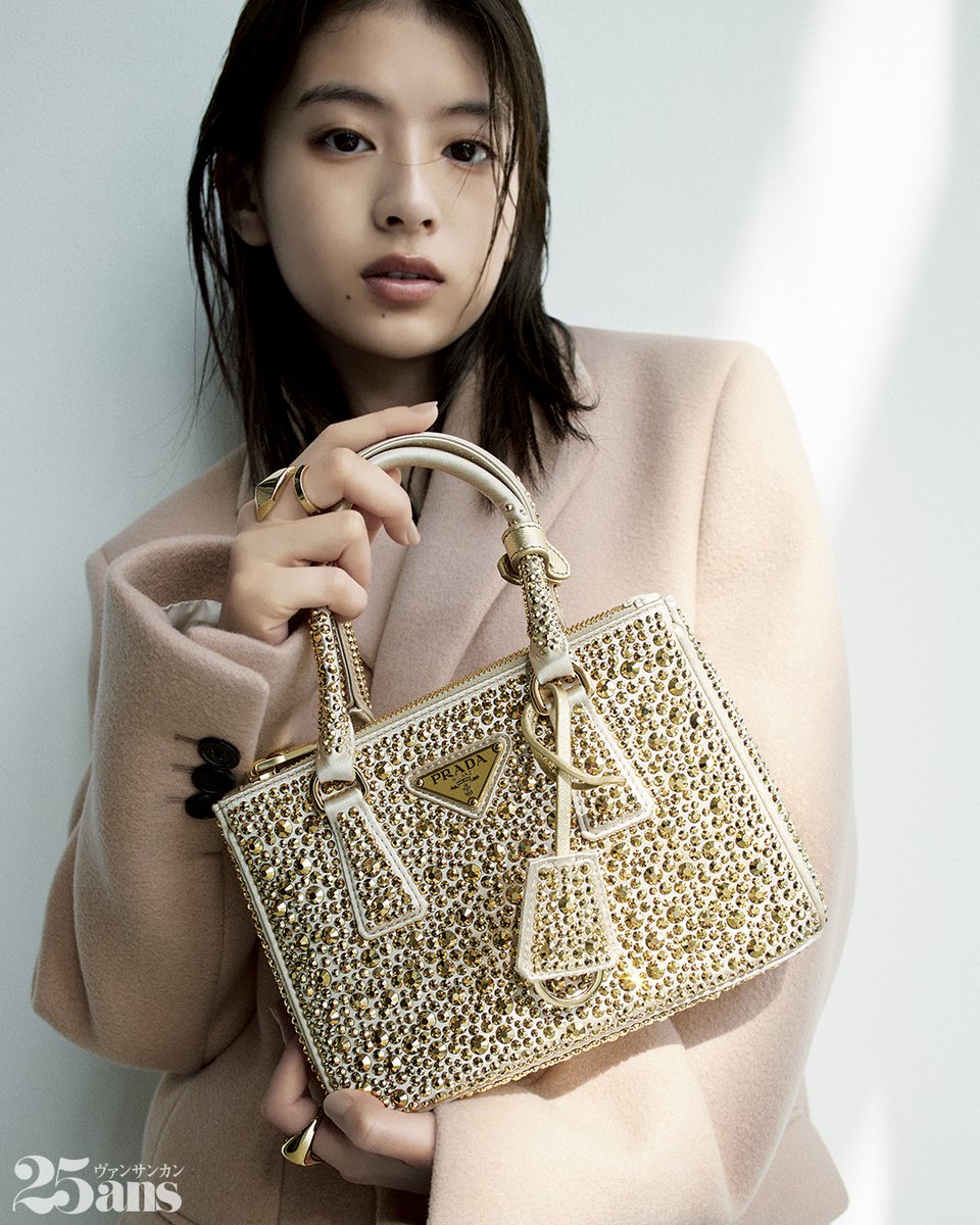 時代のアイコンを手にして―出口夏希さんが魅せる「#プラダ ガレリア