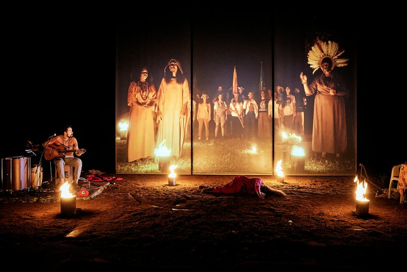 #Théâtre. Le metteur en scène Milo Rau a travaillé avec le mouvement brésilien des paysans sans-terre (MST) ; cette collaboration a donné lieu à la pièce de théâtre Antigone in the Amazon. Elle est à l'affiche du 6 au 9 décembre 2023 à @LaVillette : lmy.de/PxYe…