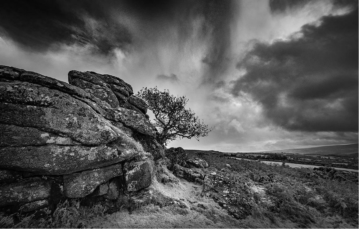 Moody skies at Bonehill Rocks, Widecombe

📸 by @markjburley 

#vanguardphotouk #vanguardambassador