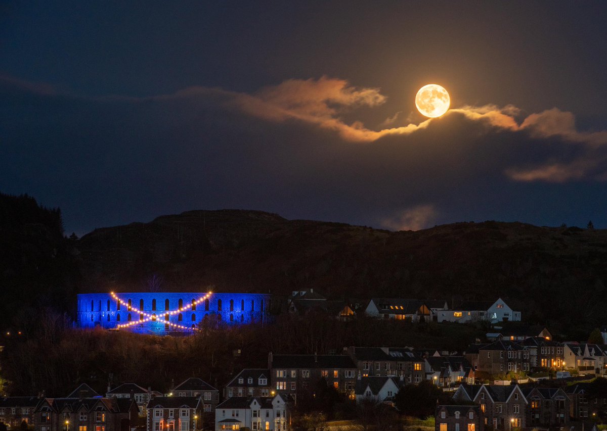 Happy St Andrew's Day! 🏴󠁧󠁢󠁳󠁣󠁴󠁿 Throwback to 2020 with this amazing photo taken by Nick Edgington of McCaig's Tower's and the Beaver Moon! 🌕 @EdgingtonNick