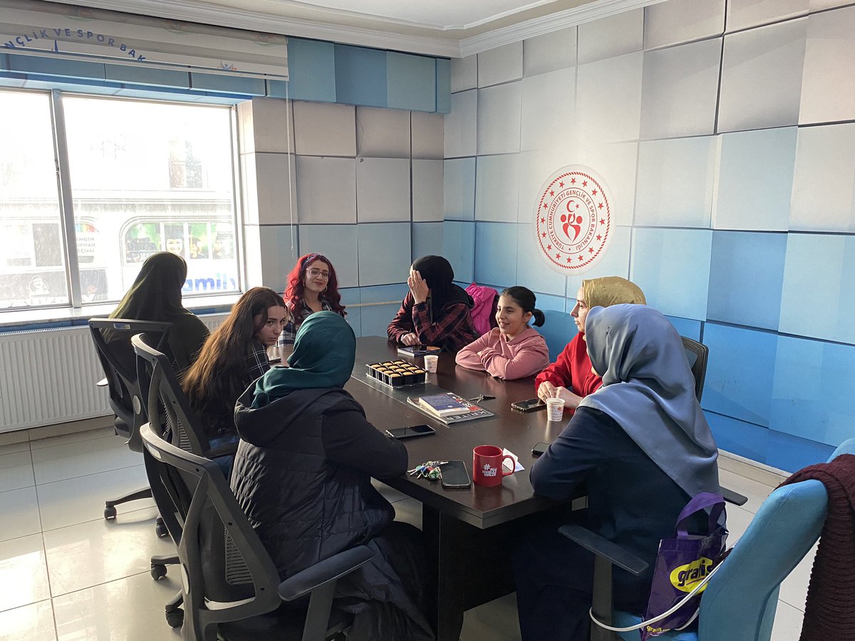 GSB_VanGM's tweet photo. 📌 İpekyolu Gençlik Merkezi

Manevi danışmanlarımızın rehberliğinde, Resim Yetenek ve Bilgisayar İsletmenliği eğitimlerimize katılım sağlayan gençlerimizle bir araya gelerek, tanışma sohbetleri gerçekleştirdik. https://t.co/wFay81ru0b