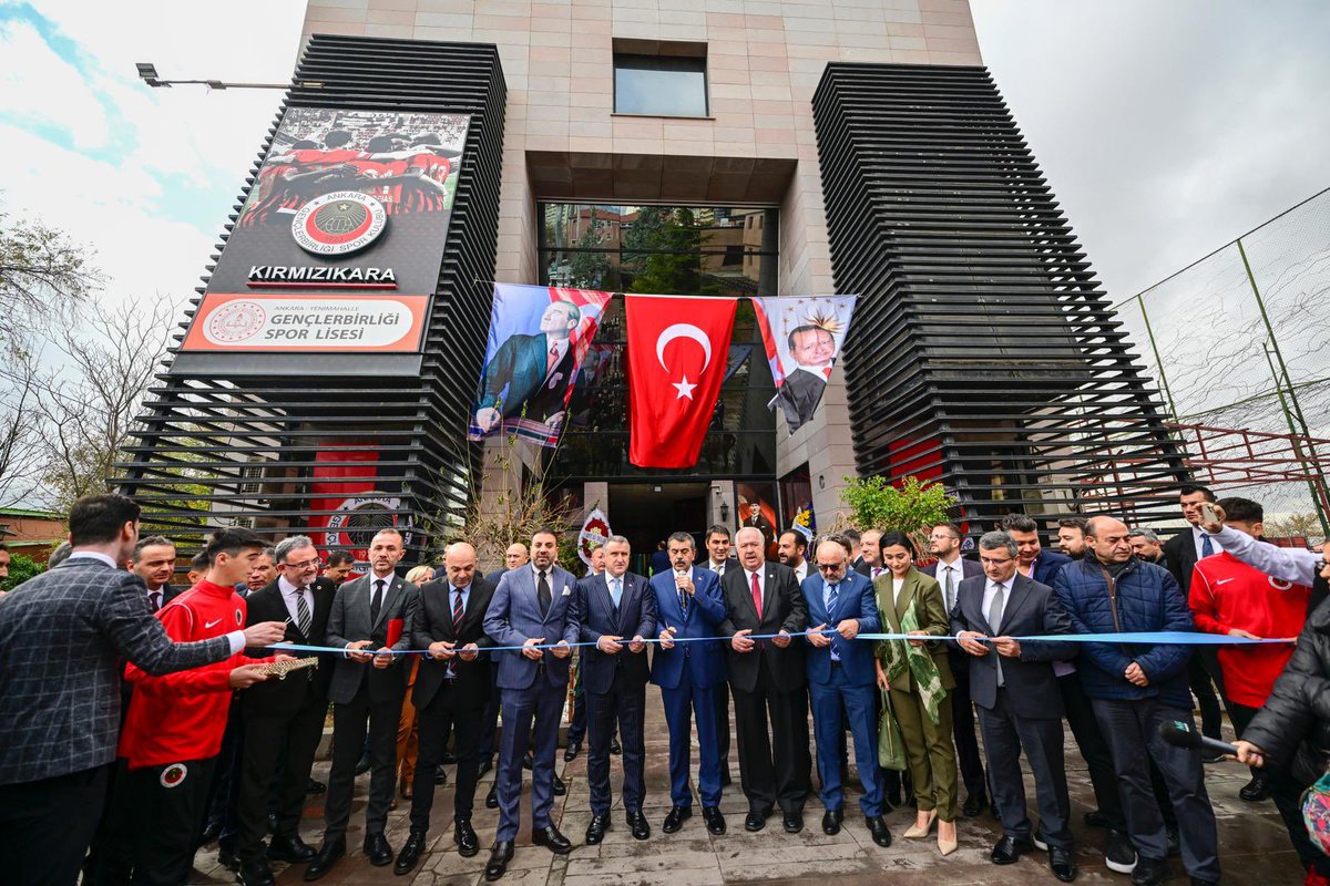 OA_BAK's tweet photo. Türkiye'nin ilk tematik futbol lisesi olan Gençlerbirliği Spor Lisesi'nin açılışını gerçekleştirdik. ⚽🏫

Bu okul, gençlerimize hem spor yeteneklerini geliştirme hem de akademik başarılarını artırma fırsatı sunacak. 

Hayırlı uğurlu olsun. @Yusuf__Tekin https://t.co/Pemu3urOK2