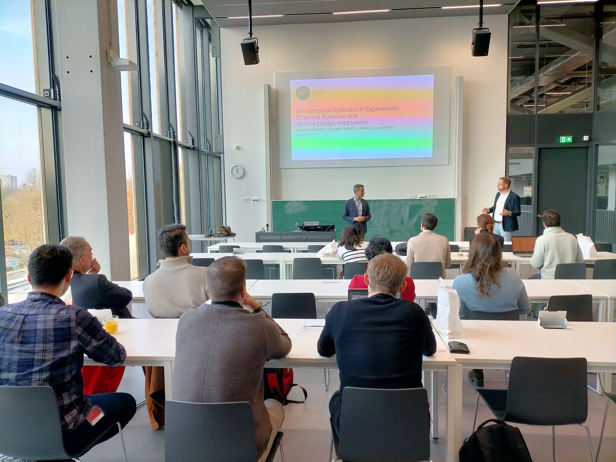 Arjan Markus @TUeindhoven introducing Guillaume Roels <a href="/INSEAD/">INSEAD</a> who is giving a research seminar at <a href="/TUeITEM/">TU/e ITEM</a> on "Intertemporal Spillovers in Consumer Experiences: Empirical Evidence and Service Design Implications". <a href="/MarkusArjan/">Arjan Markus</a>