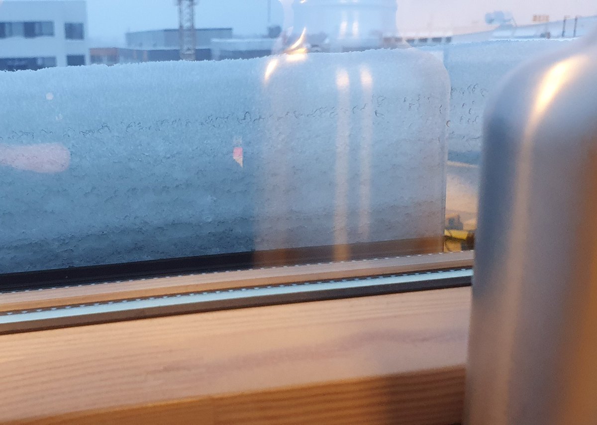 Diezgan labs logs, ka sniegs tā pāris dienas jau krājas. Gandrīz vai var saskatīt atsevišķu snigšanu slāņus.