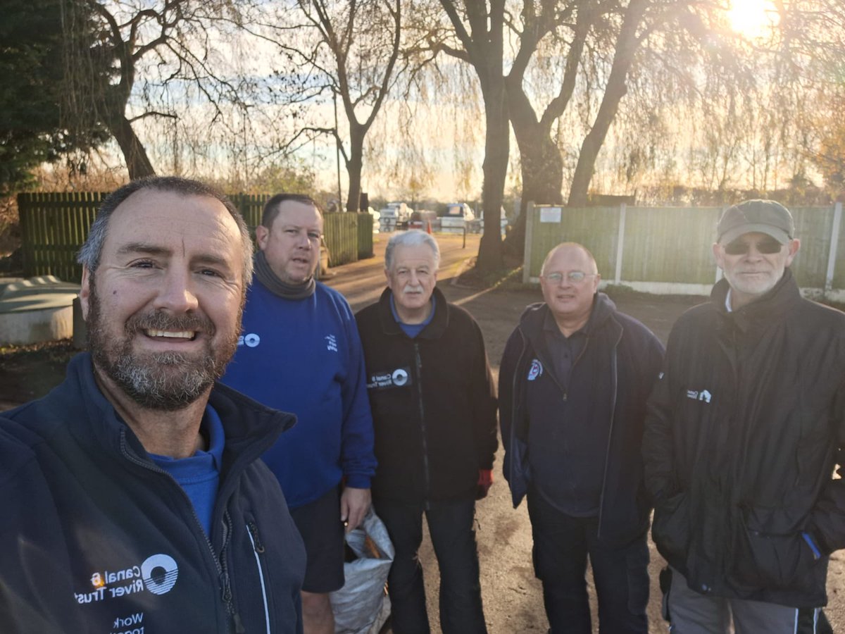 When the #RiverTrent flooded recently it left the facilities area at #Sawley locks covered in silt which mixed with the fallen leaves to make a right slippery mess. Some of our lovely lock keepers got together to clear it this week, making it safer for boaters. #VolunteerbyWater