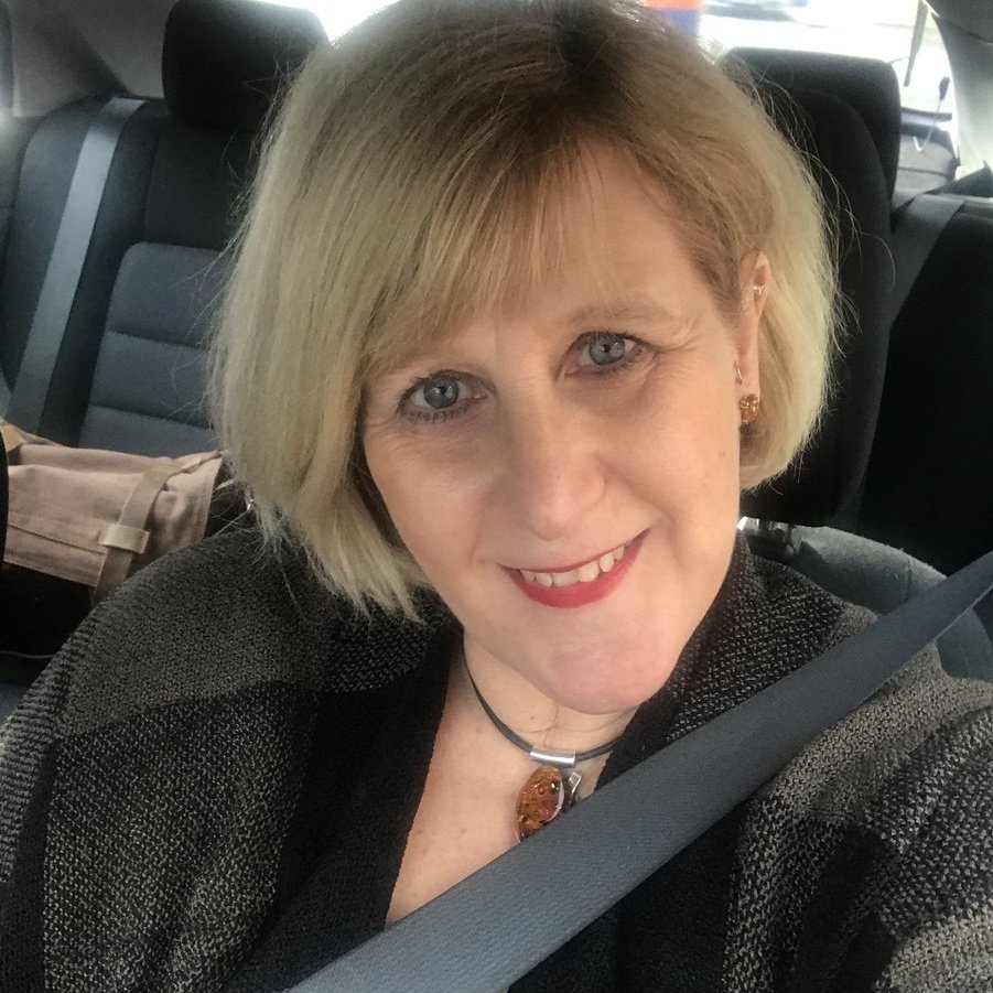 Salut à tous et toutes je suis nouvelle sur ce site et j'aimerais bien me faire des amis