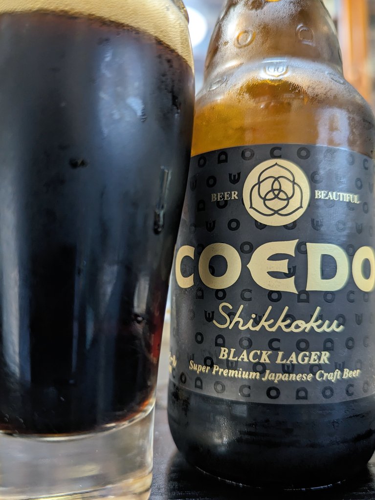 tornador69's tweet photo. 今夜の2本目ビール。
コエド 漆黒 を瓶で。
コエドの黒ビールは初めて。しかも、ブラックラガーとは?(*´∀`)♪
ホップの香り、ロースト香、苦み、甘み、爽やかな酸味、コク、そして黒ビールだが軽やかな飲み口。
美味い。
ごちそうさま🍺
#CoedoBrewery
#COEDO
#漆黒
#Shikkoku
#BlackLager
#Schwarz https://t.co/JSlhx2m64p