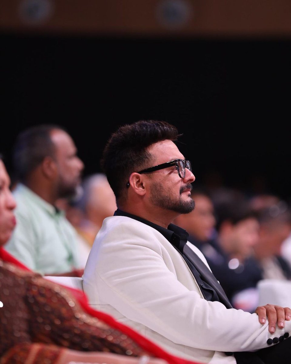 swwapnil_fc's tweet photo. चालण्याचा आनंद घ्यायला हवा यश अपयश रस्त्यातले फक्त विसावे असतात..!
.
.
@swwapniljoshi @TeamSwwapnil
.
.
#iffi #iffi54 #esggoa #awardshow #redcarpet #guest #सन्मान #योगदान #goa #स्वप्नीलजोशी #swapniljoshi https://t.co/he1e8G57w8