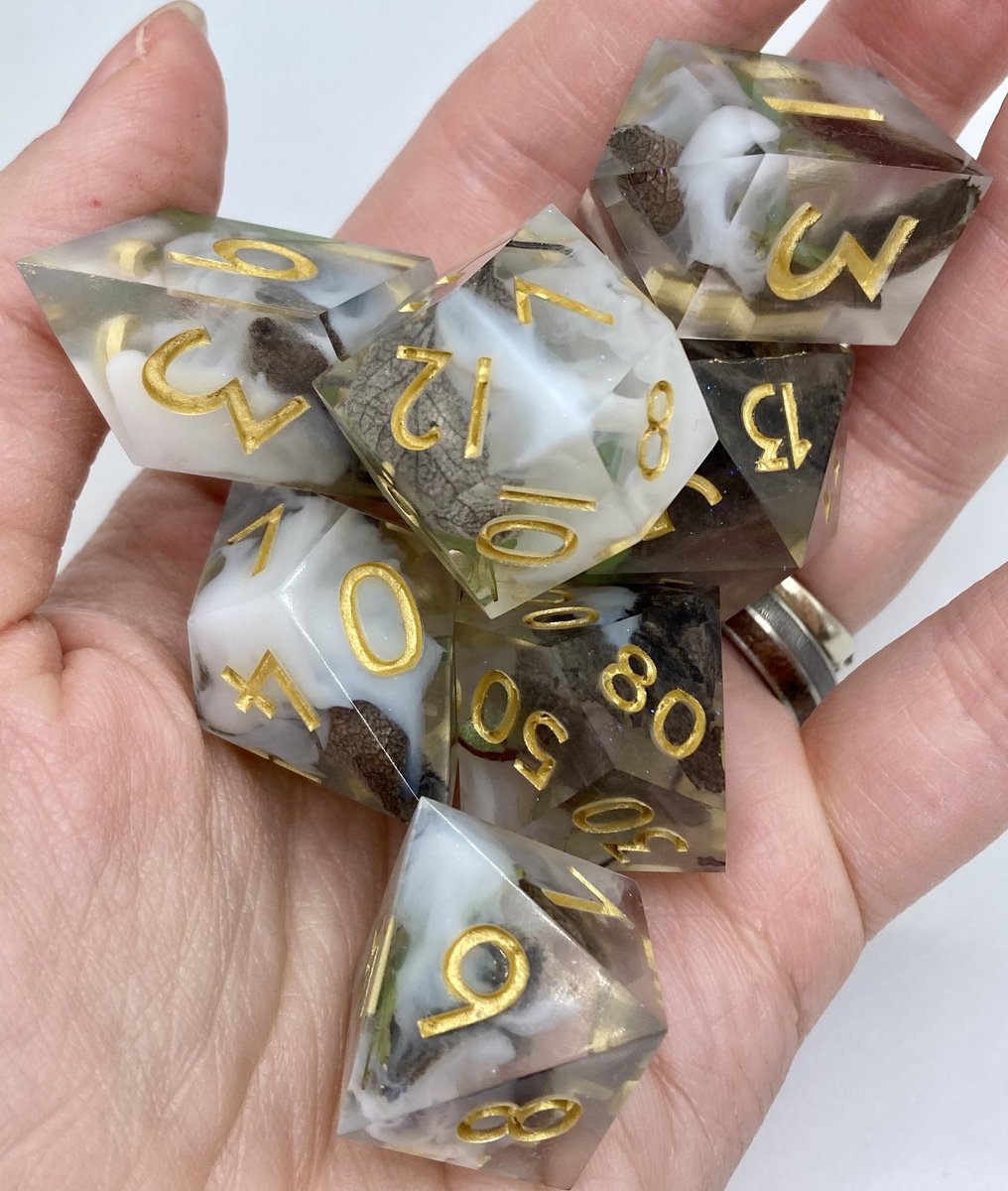 oddduckdice's tweet photo. Celebrating 2,000 followers here w/ a #Giveaway. Chunky dice! To win, you must follow OddDuckDice. To enter once, ❤️this post. To enter twice ❤️&amp;🔁 this post. Entry ends 12/2 @ 12PM EST. I will quote this post &amp; @ the winner. May the odds be in your favor. #dice #dnd #handmade https://t.co/ttoWusIflP