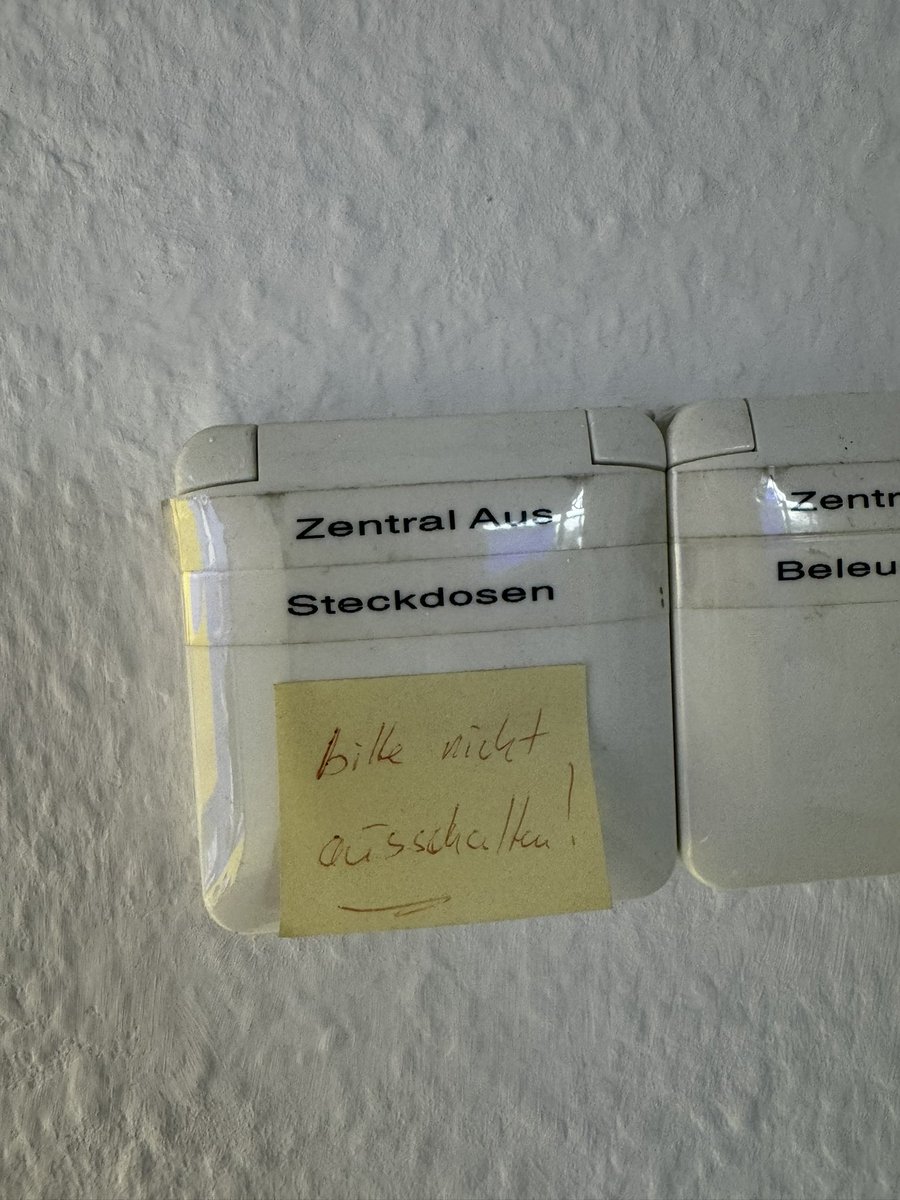 rene_waschi's tweet photo. Wie krass mich das triggert! Ob dann wirklich alle Steckdosen…? 🤔 https://t.co/9jI6RZY5Md