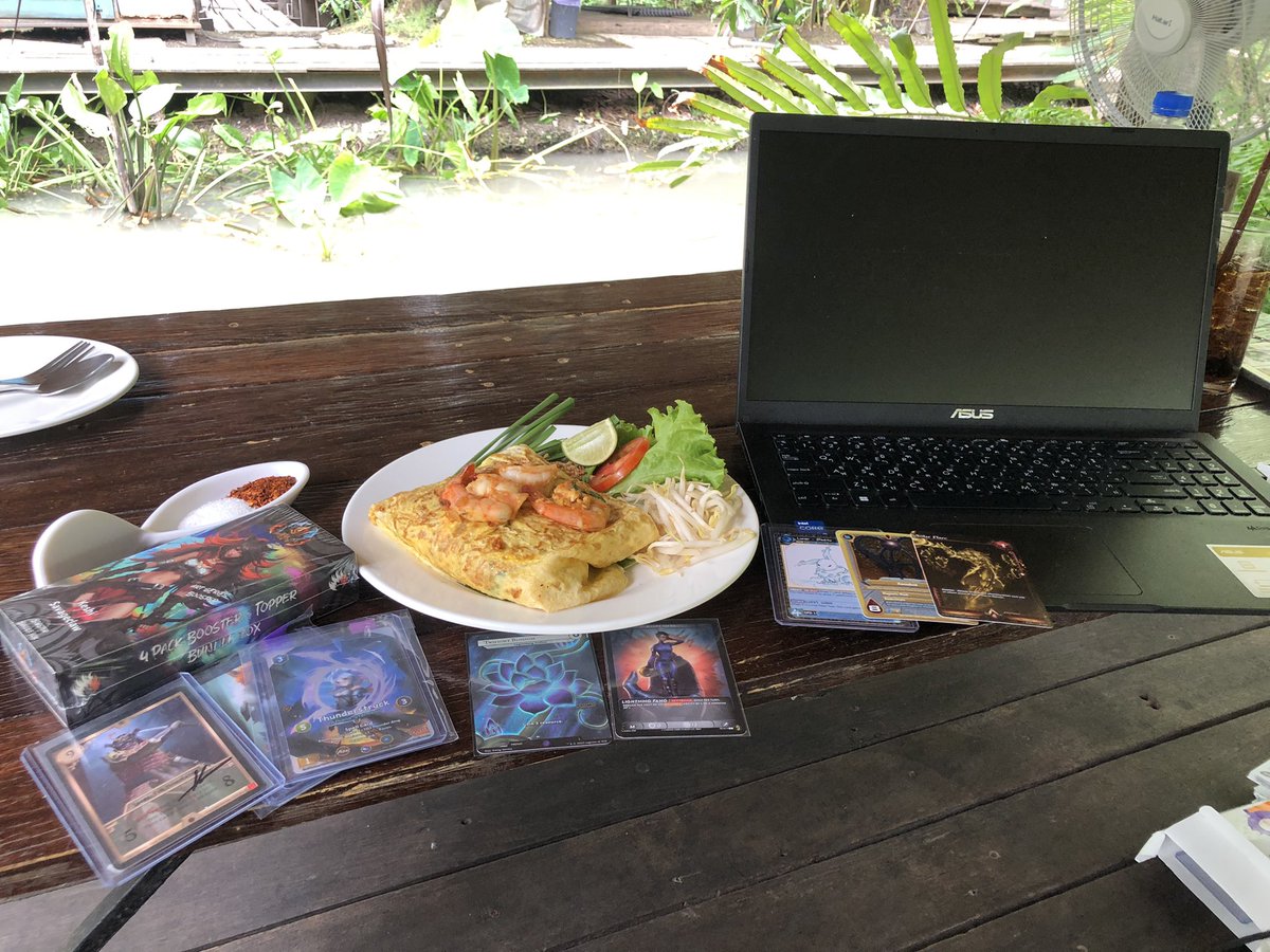 EsteliaUniverse's tweet photo. When you decide to get out to have a meal, edit the podcast, and do a few new shorts. Having a delicious #Padthai wrapped in an omelet. https://t.co/u010KhwvLP
