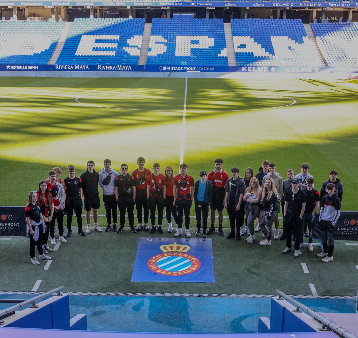 This is what November looks like in #Barcelona for our #sports students from @colegcambria! They have been working on an event management challenge while staying active 🏐🏄⚽️