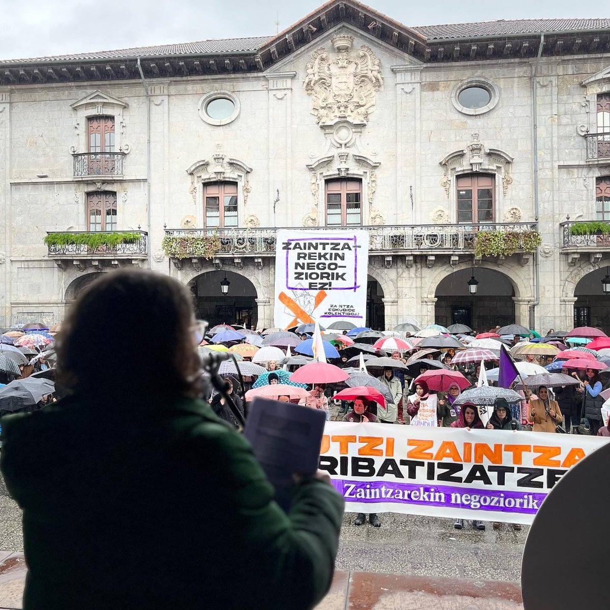 BizitzaArrasate's tweet photo. PLAZA BETE ALDARRI!

Batu arratsaldeko manifestaziora 18:00tan, segi dezagun zaintza erdigunean jartzen!!

#A30GrebaFeministaOrokorra
#ZaintzaEskubideKolektiboa
#PribatizaziorikEz
#ZaintzaSistemaPublikoaORAIN
#Arrasate https://t.co/nG4eLTx8RK