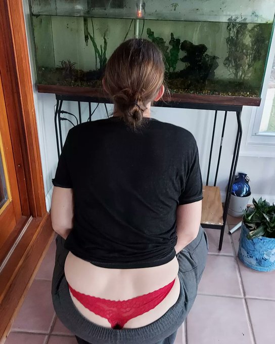 Happy thong Thursday!  Let's settle something shall we?  I have been taking whaletail pics for years