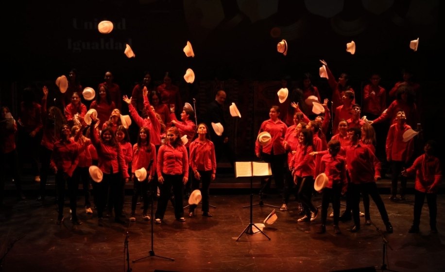 CONMILCOLORES/SONRIENDO CON ÁFRICA (@murciajme2016) on Twitter photo Ayer estrenamos RED INTERNACIONAL DE COLEGIOS SOLIDARIOS AZUL EN ACCIÓN Y SONRIENDO CON ÁFRICA
Gracias <a href="/Ballesta_Murcia/">José Ballesta</a> por ser nuestro padrino d honor .Gracias <a href="/AzulenAccion/">Azul en Acción</a> <a href="/CoralDiscantus/">Coral Discantus</a> @el canal B por apoyarnos 🎓🎵 Ayer estrenamos RED INTERNACIONAL DE COLEGIOS SOLIDARIOS AZUL EN ACCIÓN Y SONRIENDO CON ÁFRICA
Gracias <a href="/Ballesta_Murcia/">José Ballesta</a> por ser nuestro padrino d honor .Gracias <a href="/AzulenAccion/">Azul en Acción</a> <a href="/CoralDiscantus/">Coral Discantus</a> @el canal B por apoyarnos 🎓🎵