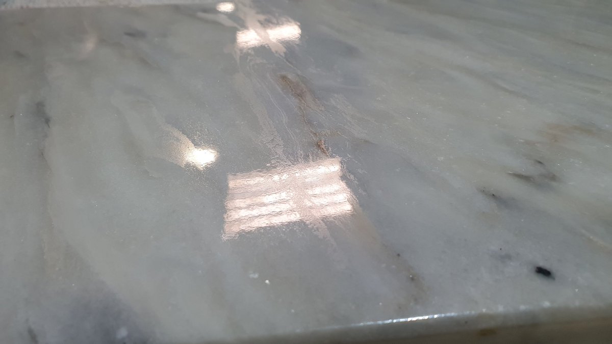CleanHomeCorse's tweet photo. Aujourd'hui petits tests sur marbre. 
Ponçage, polissage et remontée en brillance. https://t.co/Y0Y4iksCvv