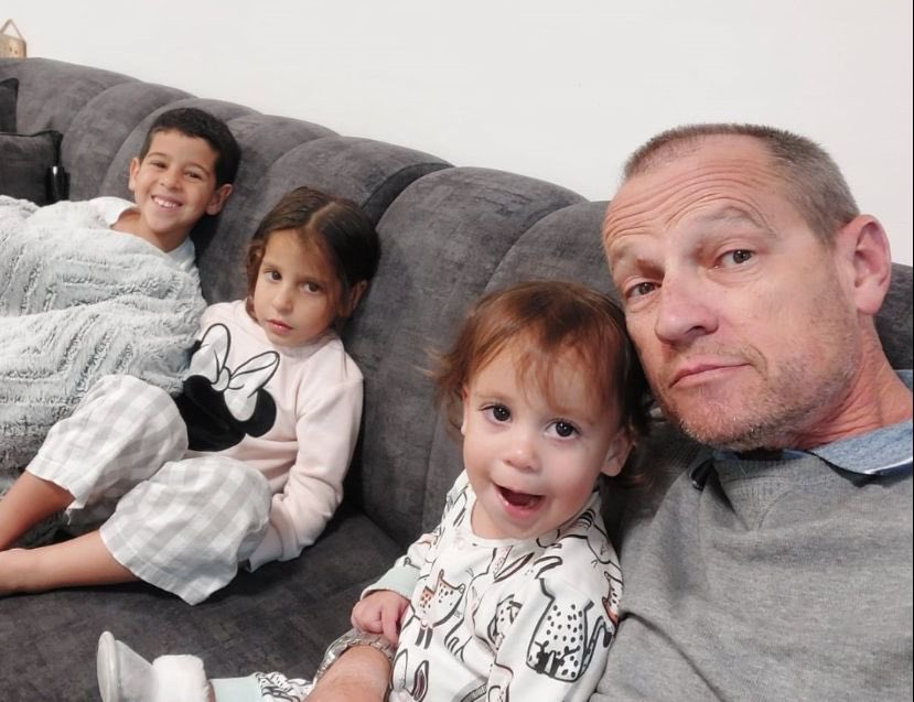 AndreLajst's tweet photo. Esses são Ido, Alma e Ofri. Eles são netos do brasileiro Michel Nisenbaum. Michel, que é do Rio de Janeiro, foi sequestrado pelos terrorista do Hamas no dia 07 de outubro e, desde então, segue em cativeiro na Faixa de Gaza. Ele é mais uma vítima das atrocidades do grupo terrorista. 

Via: @IsraelinBrazil