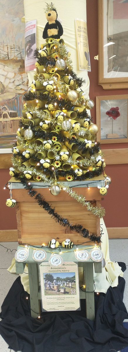 Ramsey Town Hall Christmas Tree Festival.....Our tree is up!
Thanks to everyone who donated thier loo roll inserts and to Linda for knitting the bees....💛