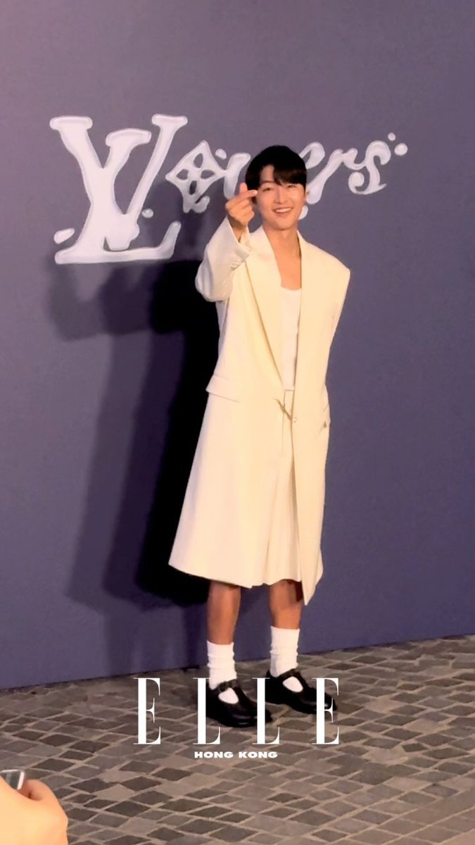 kiailecolombia's tweet photo. Hong Kong 💙
Desfile de moda Louis Vuitton 😍💙
#songjoongki 
#LouisVuitton 
#HongKong 💙💜 https://t.co/Gyz0GgpXnu