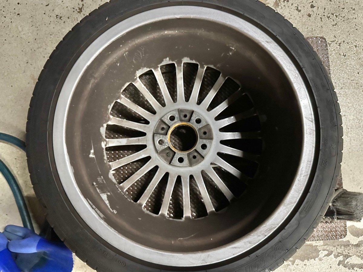 WellaAutoRepair's tweet photo. お久しぶりですスタッフのゆかです👩🏼最近ありがたい話ですが仕事でバタついていたので中々投稿ができずでした💦

早速の報告なのですが準中型免許取得の為に教習所に通い始めました(私の免許だと積載車は乗れないも��で😒)

教習初日からトラックの運転をさせて頂き、緊張からかミラー確認と目視をしている時に運転席の窓におでこを思いっきりぶつけて窓にファンデーションが付きました…😑

1回もエンストせず「そこらへんの男の子より上手いわ」と先生がボソッとつぶやいたのを聴き逃しませんでした👂🏻"やった～🙌🏻

コース図ももらいそのまま仕事へ💨

そして2日目は連続で2時間の授業で坂道やS字やクランクの練習をしました🚚
仕事中じょうさんに積載車の助手席に同乗した時の感覚を思い出し、「良い感じ！！」と言われても少しでも位置がずれていたり自分で納得がいかなければもう一度させて頂きたいですと頼み、快く「いいよ！もう一回同じコースしてみよう！」とおっしゃってくださりどれも先生に「完��！！」と褒めて頂けました👏🏻

しばらくの間、仕事に加え教習も全力で頑張ります💪🏻🔥

そして最近のお仕事のお話ですが、BMWのアルピナのホイールを洗わせて頂いたのですが、オーナーさんのお手入れがいいおかげかダストもすぐ落ち、めちゃくちゃスッキリしました😌✨
最近は書類関係の仕事もバリバリこなしており色々と自信が付いてます笑

引き続き気を引き締めて頑張りたいと思います🔥

お車探し、整備、車検、ご相談などご気軽にお申し付けください🙋🏼‍♀️