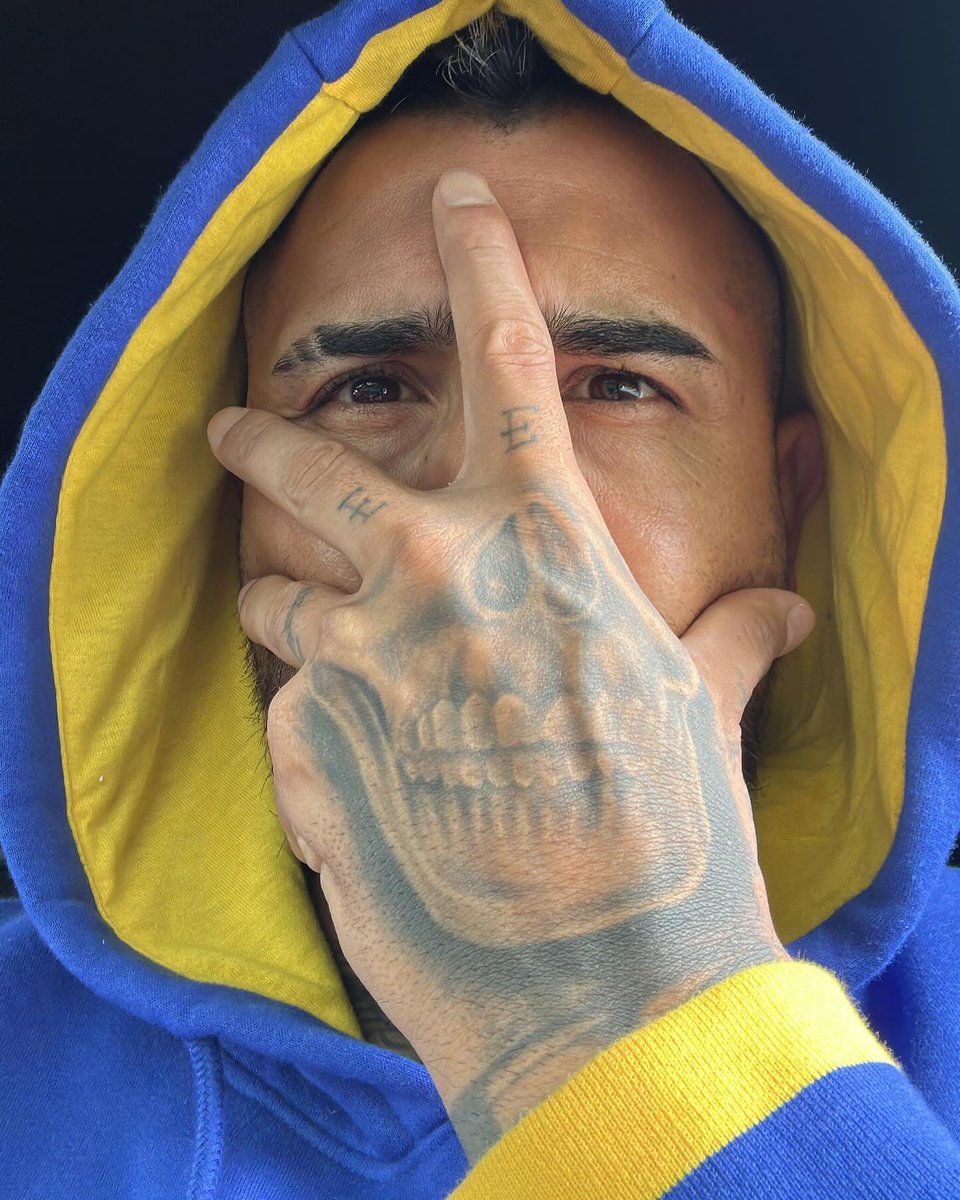 la12tuittera's tweet photo. 📸Las fotos de Arturo #Vidal con los colores xeneizes... 👀 https://t.co/ZbndKDLb5L